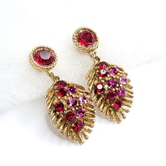 Red Pink Fuchsia Rhinestone Dangle Clip On Earrings Goldtone Feather Leaf Vintag - Picture 3 of 4